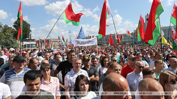 “We are different, but we have one Belarus” - protesters on Independence Square in Minsk accepted a petition in support of peace
